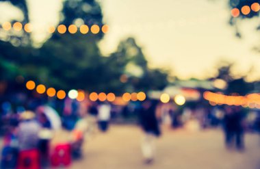 Arka plan kullanımı için Bokeh ile bahçede gündüz festivalinin soyut bulanık görüntüsü. (Klasik ton))