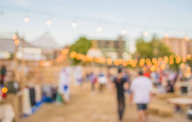 Arka plan kullanımı için gündüz festivalinin soyut bulanık görüntüsü. (Klasik ton))
