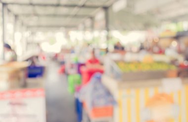 Arka plan kullanımı için Bokeh ile yemek standındaki bulanık insanların görüntüsü. (Klasik ton))