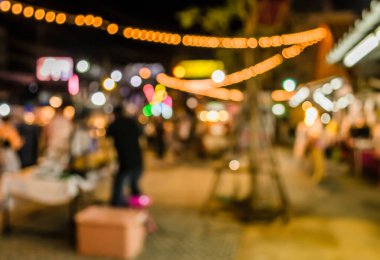 Arka plan kullanımı için Bokeh ile gece pazarının bulanık görüntüsü (eski tarz ton))