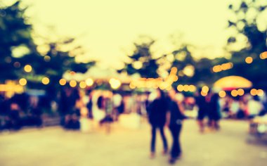 Arka plan kullanımı için Bokeh ile bahçede gündüz festivalinin soyut bulanık görüntüsü. (Klasik ton))