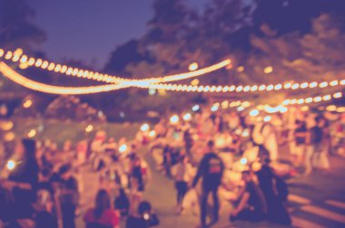 Arka plan kullanımı için Bokeh ile bahçede gece festivalinin klasik ton bulanık görüntüsü .