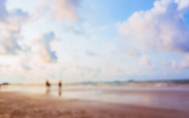 Arka plan kullanımı için deniz kıyısı ve mavi gökyüzünün soyut bulanık görüntüsü. (Klasik ton))