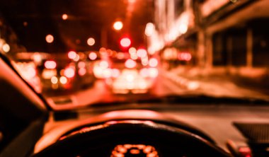 Arka plan kullanımı için gece vakti ışık saçan içerideki arabanın bulanık görüntüsü. (Klasik ton))