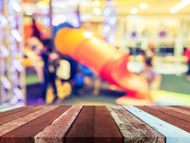 Arkaplan kullanımı için parktaki çocuk parkının ahşap tablo ve bulanık görüntüsü.