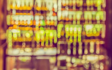 Arka plan kullanımı için Bokeh ile restorandaki bulanık ahşap tezgah barının klasik ton görüntüsü .