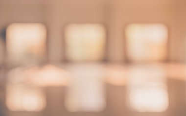 Arka plan kullanımı için Bokeh ile pencerenin ve koridorun soyut bulanık görüntüsü. (Klasik ton))