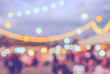 Arka plan kullanımı için Bokeh ile sokak gecesi festivalinin klasik ton bulanık görüntüsü .