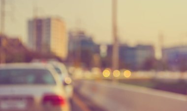 Arka plan kullanımı için gündüz vakti araba kullanan insanların klasik ton bulanık görüntüsü. (içeriden fotoğraf çek)