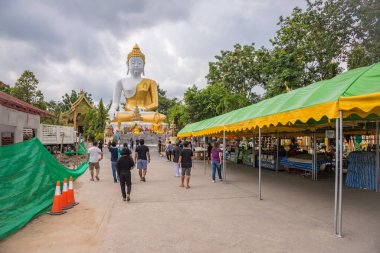 CHIANG MAI, THAILAND - 02 Ekim 2017: Eski tapınaktaki tanınamaz insanlar ve Wat Phra 'daki kutsal Buda heykeli.