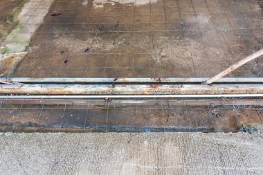 Caddedeki inşaat yolundaki tel örgülerin görüntüsü.