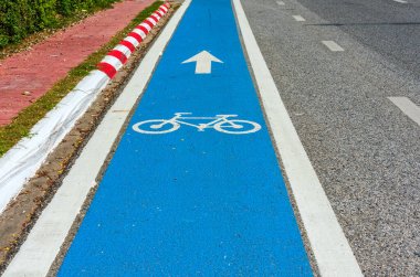 Arkaplan kullanımı için asfalt yol ve yeni bisiklet şeridi görüntüsü.