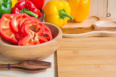 Ahşap masa arkasında tatlı biber resmi.