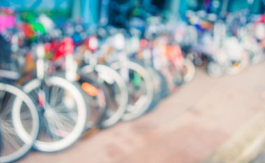 Arka plan kullanımı için Bokeh 'li bulanık bisiklet dükkanının görüntüsü. (Klasik ton))