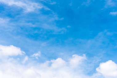 Mavi gökyüzü ve beyaz bulutun gündüz görüntüsü.