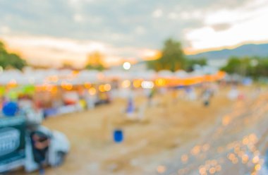 Arkaplan kullanımı için gündüz festivalinin soyut bulanık görüntüsü.