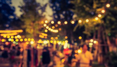Arka plan kullanımı için Bokeh ile bahçede gece festivalinin klasik ton bulanık görüntüsü .
