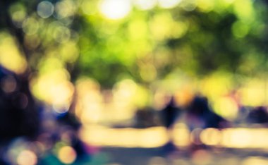 Bokeh 'in arka plan kullanımı için gündüz vakti bahçedeki yürüyüş yolunun soyut bulanık görüntüsü. (Klasik ton))