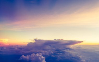 Akşam vakti gökyüzünü görmek için uçak penceresinden bakın. (Klasik ton))