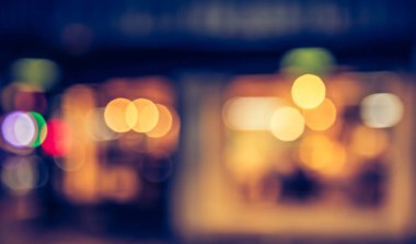 Gece vakti arka plan kullanımı için ışık saçan bulanık restoran veya kafe görüntüsü. (Klasik ton))