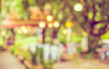 Bokeh 'in arka plan kullanımı için gündüz vakti açık kahve dükkanı ya da restoranın soyut bulanık görüntüsü. (Klasik ton))