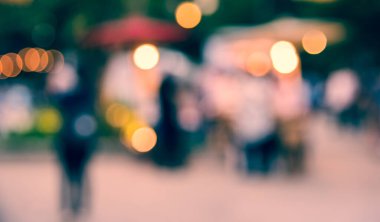 Arka plan kullanımı için Bokeh ile bahçede gündüz festivalinin soyut bulanık görüntüsü. (Klasik ton))