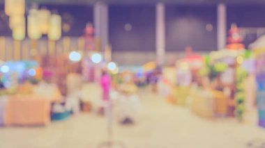 Alışveriş merkezinin ya da ana fuar salonunun bulanık görüntüsü ve arka plan kullanımı ticareti yapan insanlar .