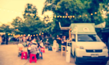 Gündüz festivalinde arka plan kullanımı için yiyecek tezgahının soyut bulanık görüntüsü. (Klasik ton))