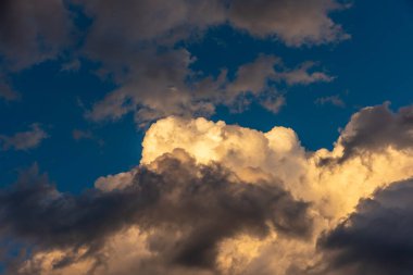 Arkaplan kullanımı için mavi gökyüzü ve beyaz bulutun gündüz görüntüsü.