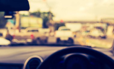 Arka plan kullanımı için gündüz vakti araba kullanan insanların klasik ton bulanık görüntüsü. (içeriden fotoğraf çek)