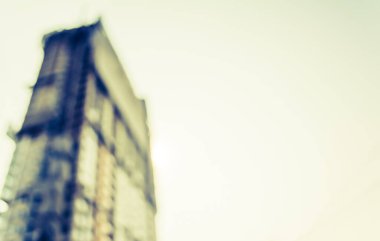 Arka plan kullanımı için şehirdeki binanın bulanık görüntüsü. (Klasik ton))