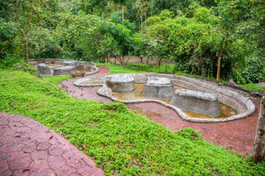 Pong Nam 'daki su birikintisi görüntüsü Ron Tha Pai kaplıcaları Pai bölgesindeki ünlü eğlence merkezi Mae Hong Son, Tayland