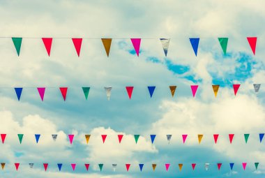 Festivalin bayrak çizgisinin klasik ton görüntüsü. Gündüz arkaplanı mavi gökyüzü. .