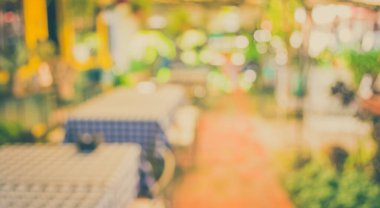Arka plan kullanımı için gündüz vakti retro restoranın bulanık görüntüsü. (Klasik ton))
