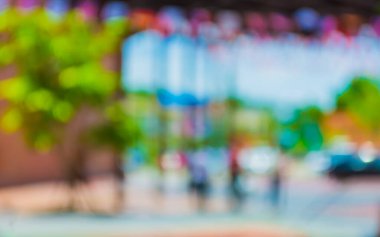 Arka plan kullanımı için sokak alışveriş merkezindeki açık alanla koridorda yürüyen bulanık insanların görüntüsü.