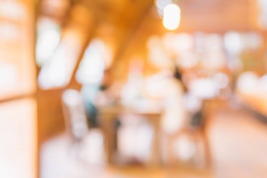 Bokeh 'in arka plan kullanımı için gece vakti insanlarla bulanık restoranın ya da kahve dükkanının klasik ton görüntüsü.