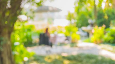 Arka plan kullanımı için yeşil ağaç bokeh ile gündüz vakti bulanık bir restoran görüntüsü .