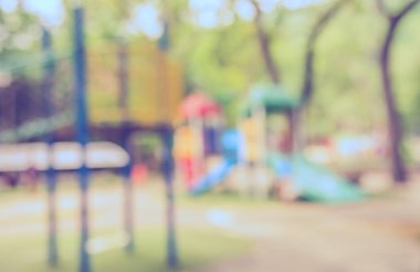 Arka plan kullanımı için Bokeh ile bahçedeki açık hava oyun alanının soyut bulanık görüntüsü. (Klasik ton))