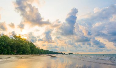 Sahilde yürüyen insanlar.