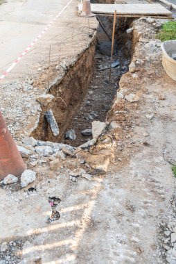 Yol tamir hattının yakınındaki kanalizasyon kanallarının görüntüsü. (dikey)