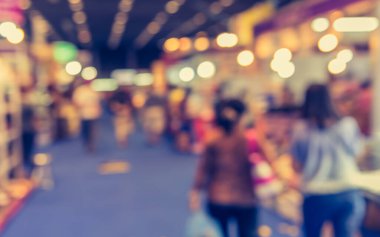 Alışveriş merkezinin bulanık görüntüsü ve arka plan kullanımı için insanlar .