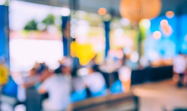 Gündüz vakti Bokeh 'in arka plan kullanımı için kullandığı kafenin ya da restoranın soyut bulanık görüntüsü. (Klasik ton))