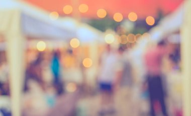 Gündüz festivalinde arka plan kullanımı için yiyecek tezgahının soyut bulanık görüntüsü. (Klasik ton))