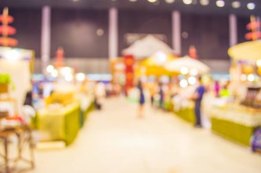Alışveriş merkezinin ya da ana fuar salonunun bulanık görüntüsü ve arka plan kullanımı ticareti yapan insanlar .