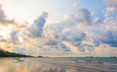 Sahilde yürüyen insanlar.