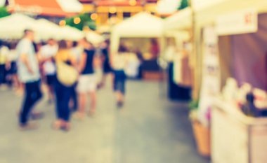 Arka plan kullanımı için gündüz festivalinin soyut bulanık görüntüsü. (Klasik ton))