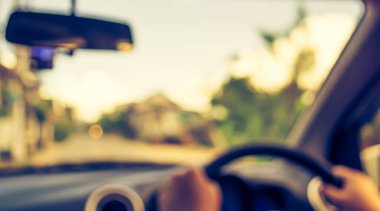 Arka plan kullanımı için gündüz vakti araba kullanan insanların soyut bulanık görüntüsü. (Klasik ton))