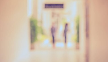 Arka plan kullanımı için Bokeh ile uzun koridordaki insanların soyut bulanık görüntüsü. (Klasik ton))