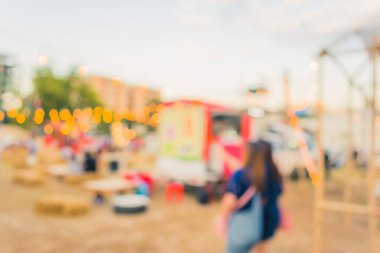 Arka plan kullanımı için gündüz festivalinin soyut bulanık görüntüsü. (Klasik ton))