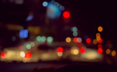 Arka plan kullanımı için gece vakti trafik sıkışıklığı olan kapalı vagonların bulanık görüntüsü. (Klasik ton))